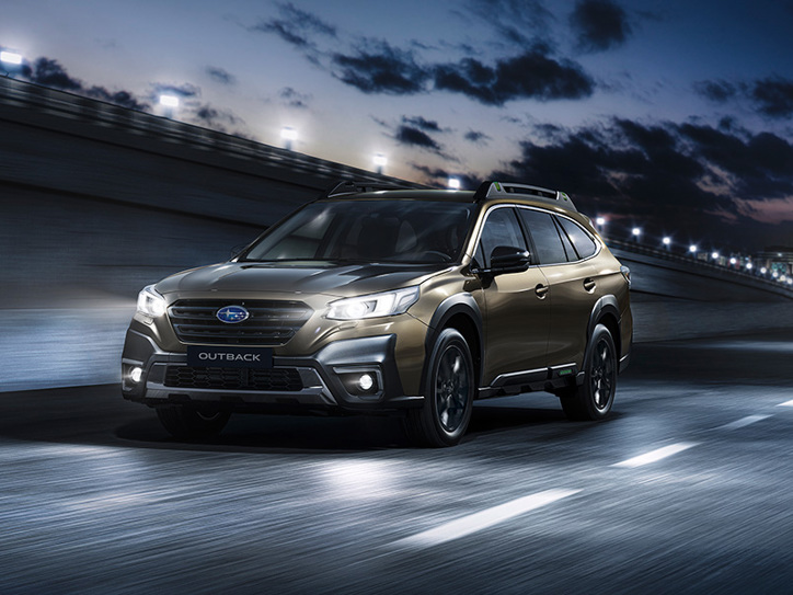 Subaru Outback važiuoja greitkeliu – iliustracijoje pavaizduoti SI-Drive sistemos važiavimo režimai, darantys įtaką variklio reakcijai.