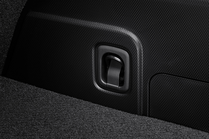 Įleista krovinio tvirtinimo kilpa Subaru bagažinėje.