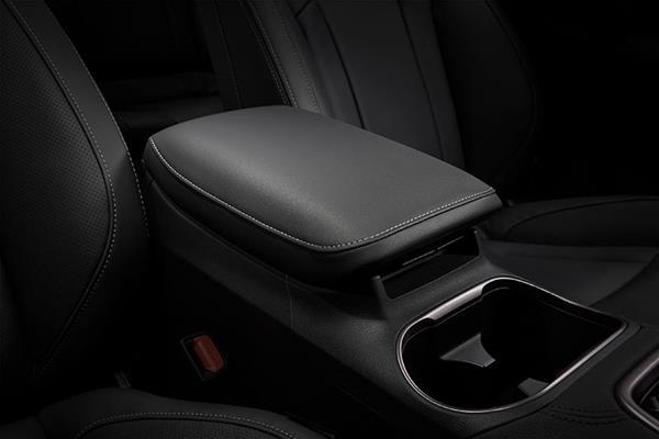 Porankis su integruota daiktadėže tarp Subaru vairuotojo ir keleivio sėdynių.