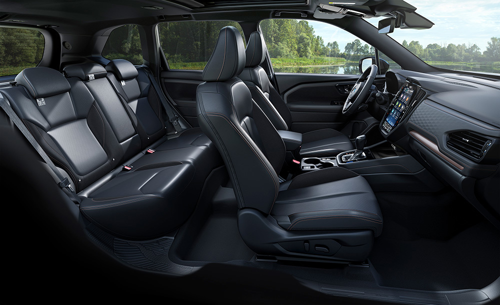 Subaru Forester salono vaizdas – vairuotojo vieta, centrinė konsolė ir sėdynės.