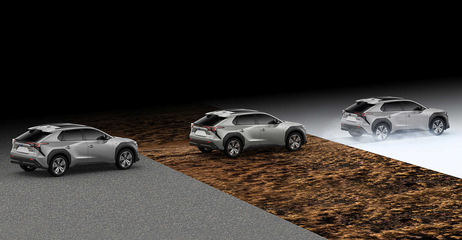 Elektrinis visais ratais varomas Subaru Solterra demonstruojamas važiuojant žvyru, purvu ir sniegu – parodo stabilumą, pravažumą ir saugumą bet kokiomis sąlygomis ištisus metus.