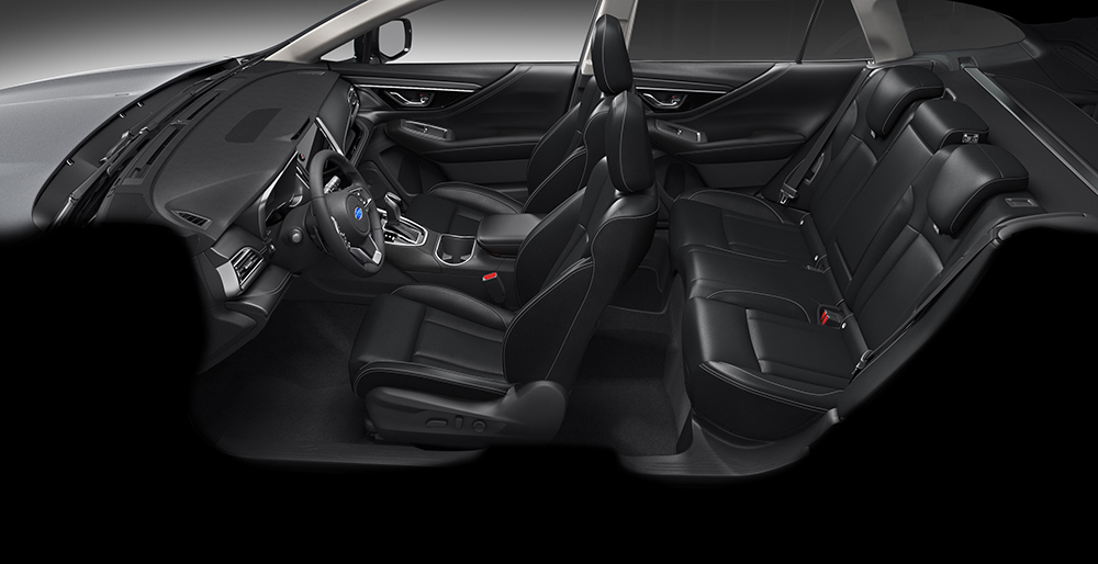 Subaru interjeras su juodos odos apmušalais sėdynėse.