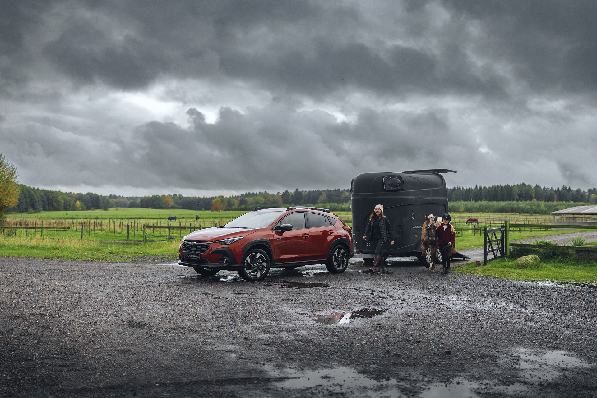 Subaru Crosstrek purve su arklių priekaba – parodo automobilio visų varančiųjų ratų pavarą ir stabilumą sudėtingose sąlygose, puikiai tinka aktyviam gyvenimui su žirgu ir šeima.