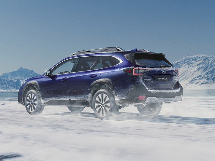 Subaru Outback sniege su X-Mode – pažangi visų varančiųjų ratų pavara ir važiavimo režimai Snow/Dirt bei Deep Snow/Mud užtikrina saugumą bet kokiomis žiemos sąlygomis.