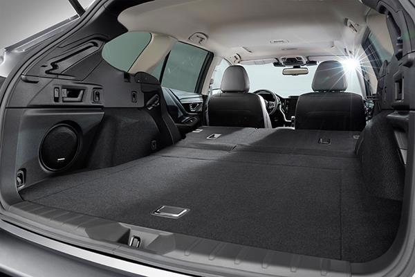 Subaru Outback galinės sėdynės nulenktos, kad būtų maksimaliai padidinta bagažo erdvė.
