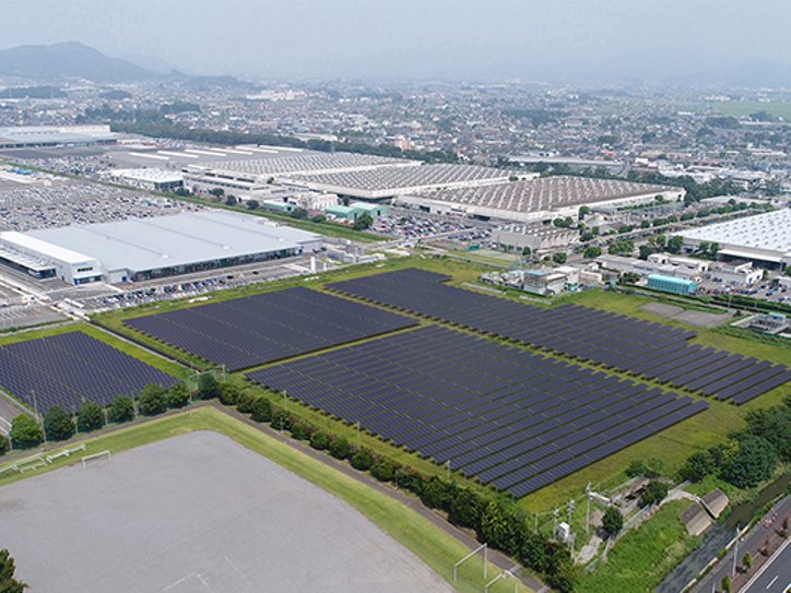 Didelis saulės elektrinių parkas driekiasi šalia Subaru gamyklos Japonijoje – aiškus įmonės įsipareigojimo atsinaujinančiai energijai ir tvariai gamybai pavyzdys.