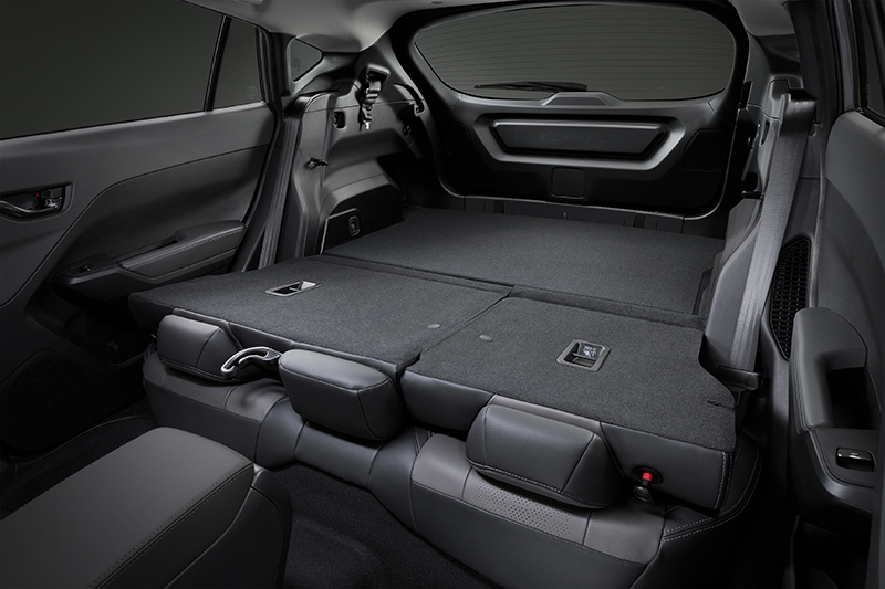 Visa Subaru Crosstrek galinė sėdynė nulenkiama 60/40 santykiu – sukuriamas lygus ir erdvus paviršius, skirtas patogiai pakrauti didelius ar ilgus daiktus.