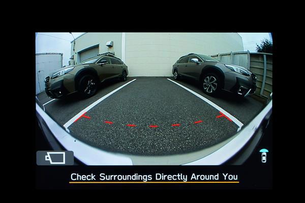 Vaizdas Subaru jutikliniame ekrane, rodantis vaizdą iš priekinių kamerų su parkavimo linijomis.