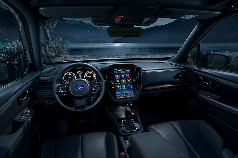 Subaru Forester tamsoje – apšviestas salonas su modernu prietaisų skydeliu, aplinkos apšvietimu ir patogiomis funkcijomis saugiam bei maloniam vairavimui net ir vakare.