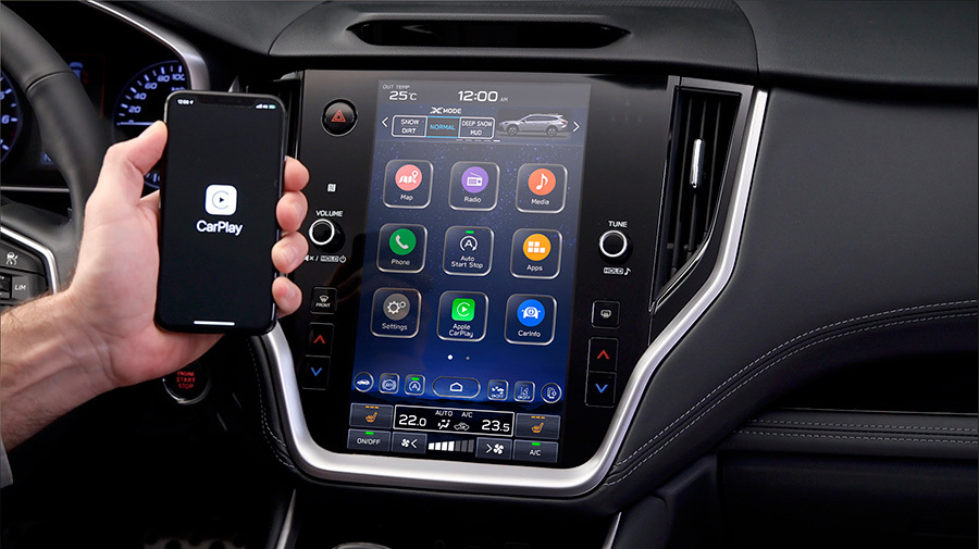 Apple CarPlay rodomas Subaru dideliame jutikliniame ekrane su tokiomis programėlėmis kaip Žemėlapiai, Muzika ir Žinutės.