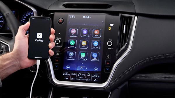 Subaru jutikliniame ekrane rodomas Apple CarPlay su tokiomis programėlėmis kaip Žemėlapiai, Muzika ir Žinutės.