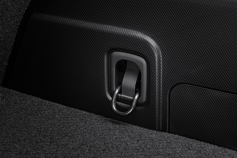 Stambus Subaru krovinio tvirtinimo kilpos vaizdas – tvirtas tvirtinimo taškas bagažinėje kroviniui pritvirtinti diržais arba tinklu.