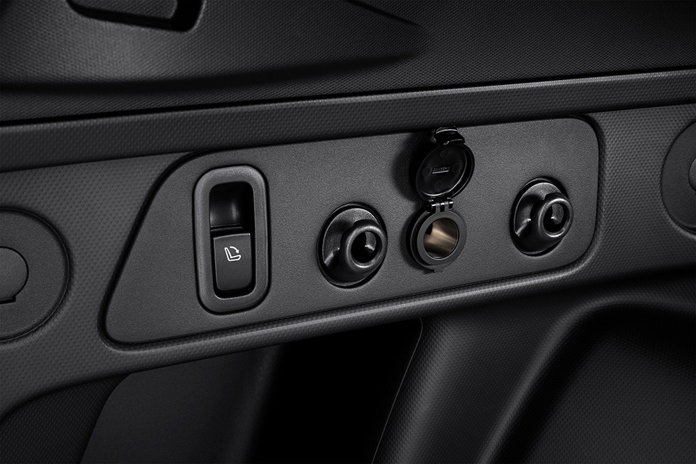 Subaru Forester galines sėdynes galima lengvai nulenkti iš bagažinės, kad būtų suformuotas lygus pakrovimo dugnas.