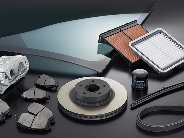 Įvairios Subaru atsarginės dalys – paskirstymo grandinė, oro filtras ir priekinis stiklas – išdėstytos greta.