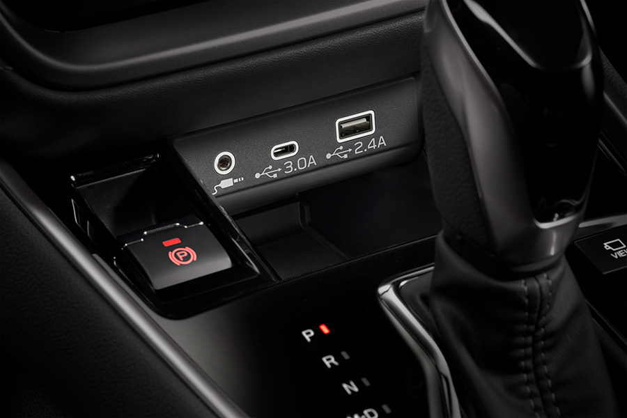 Subaru su USB A ir C tipo jungtimis – šiuolaikinės įkrovimo galimybės visame automobilyje, nepriklausomai nuo naudojamo įrenginio ar laido.