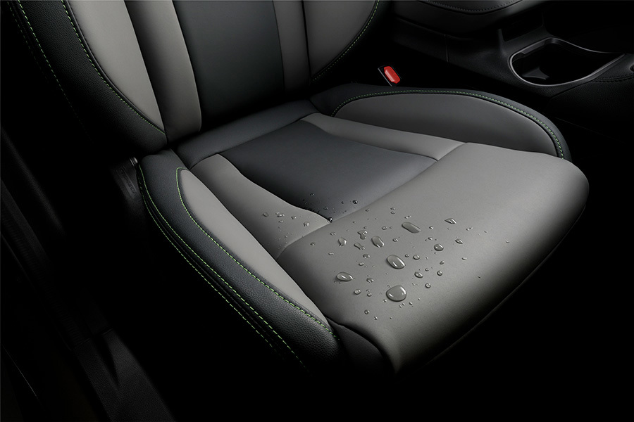 Subaru Outback Field su atspariu StarTex apmušalu – vandeniui atspari danga puikiai tinka aktyviam gyvenimo būdui su šunimis, šlapiais drabužiais ir nuotykiais bet kokiu oru.