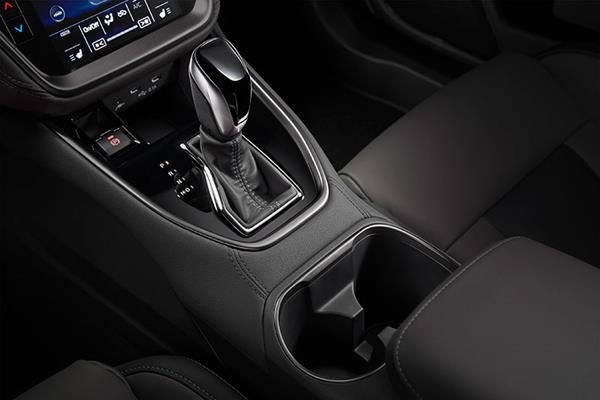 Subaru su elegantiškai ir funkcionaliai suprojektuotu pavarų svirtimi – interjero dalis, orientuota į vairavimo malonumą ir valdymą.