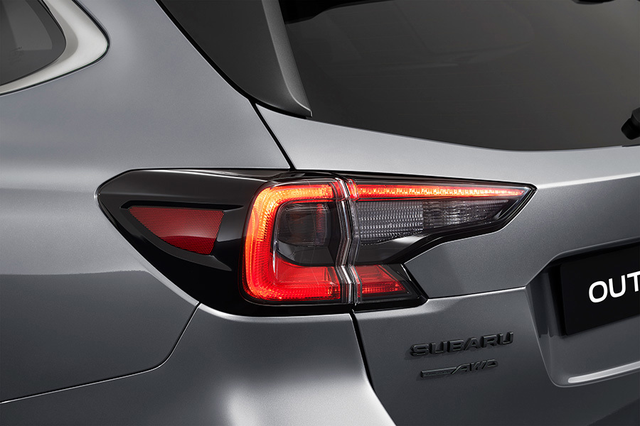 Subaru Outback skulptūriški LED galiniai žibintai suteikia automobiliui atpažįstamą ir rafinuotą šviesos parašą – net ir tamsoje.