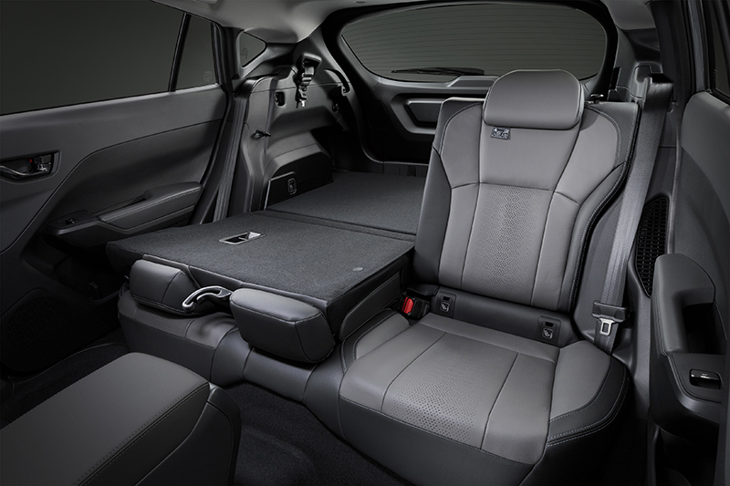 Subaru Crosstrek su lanksčiai 60/40 dalijama galine sėdyne – čia parodyta, kaip nulenkiama platesnė dalis, kad būtų daugiau vietos kroviniui, paliekant vietos vienam keleiviui.