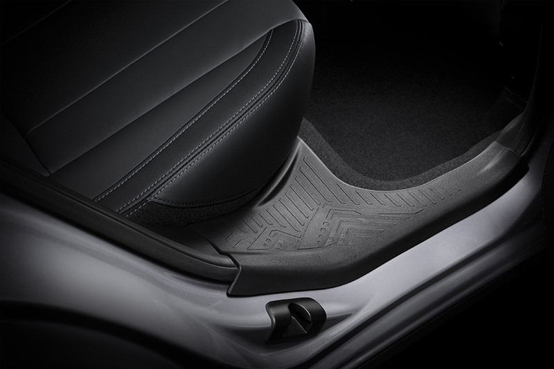 Stilingai suprojektuotas įlipimas į keleivių saloną Subaru Crosstrek automobilyje.