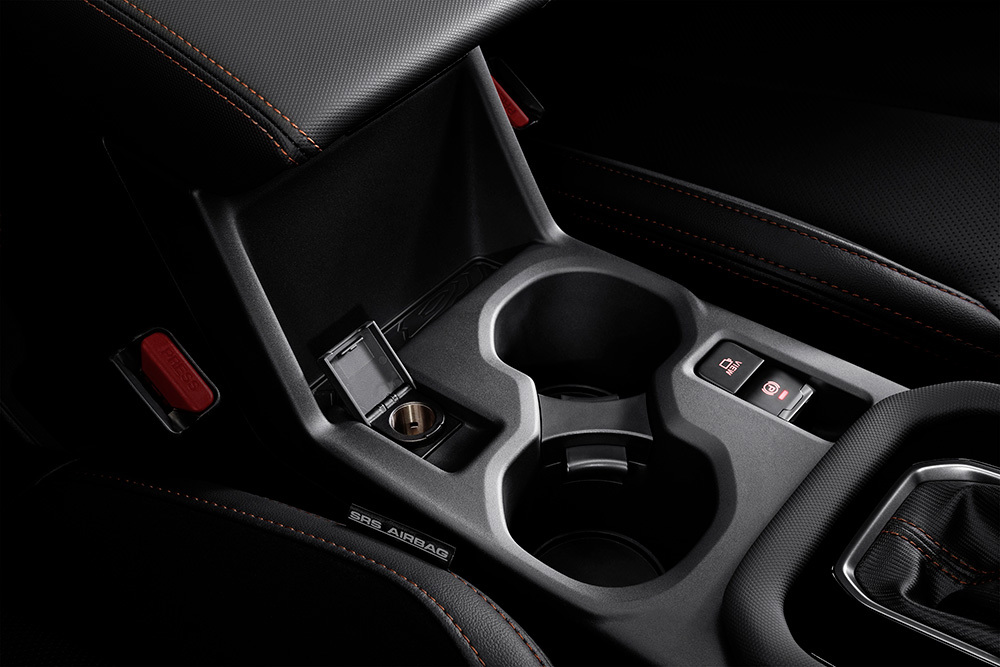 Gėrimų laikikliai Subaru Forester centrinėje konsolėje – praktiškas dizainas patogioms ilgoms kelionėms, su vieta kavai ir vandens buteliui šalia rankos.