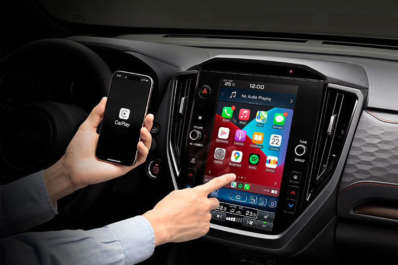 Ekranas Subaru Forester automobilyje, rodantis belaidį Apple CarPlay su matomomis programėlėmis ekrane.