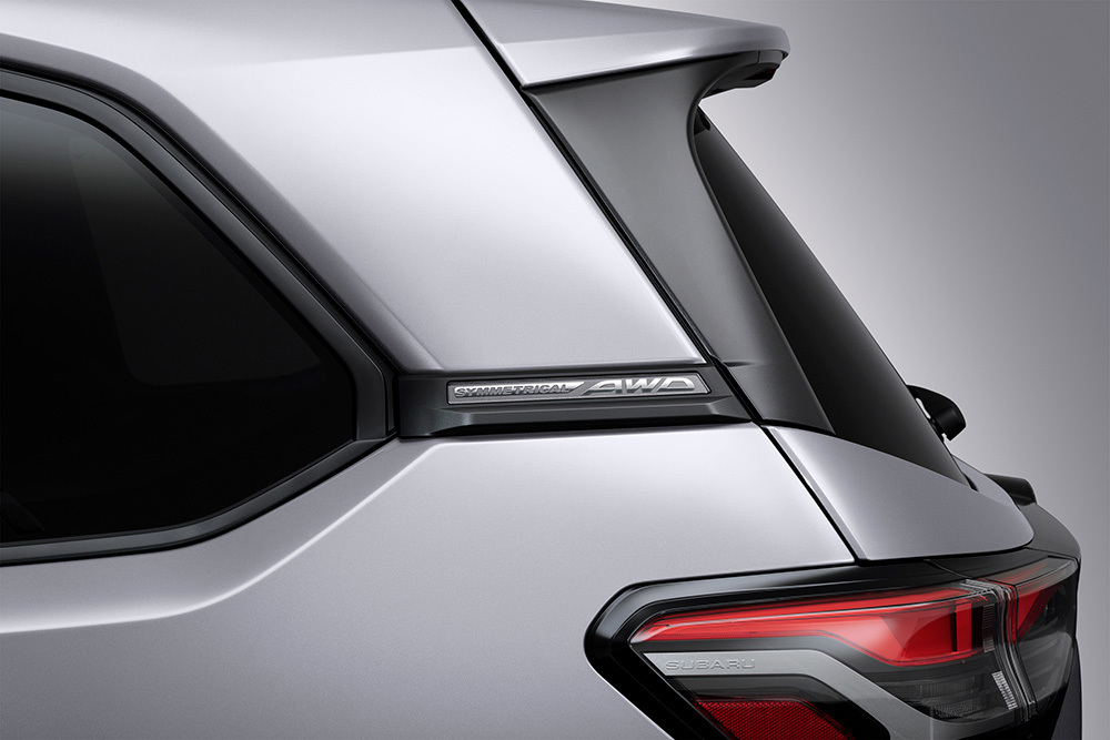 AWD emblema ant galinės Subaru Forester šoninės dalies – žymi simetrišką visų varančiųjų ratų pavarą, užtikrinančią geresnį valdymą ir pravažumą.