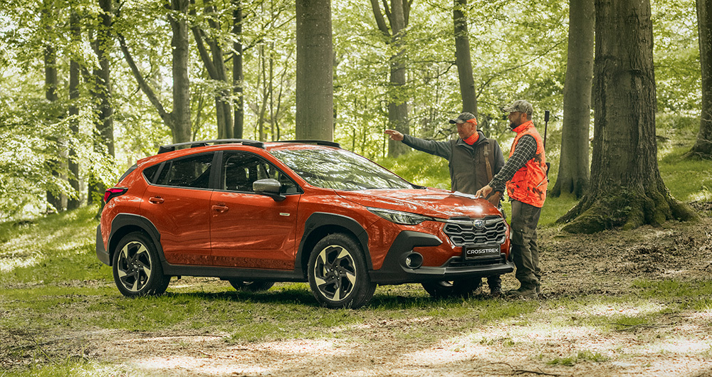 Subaru Crosstrek bekelėje – manevringa medžioklės transporto priemonė su visų varančiųjų ratų pavara, puikiai tinkanti miško išvykoms su medžioklės įranga.