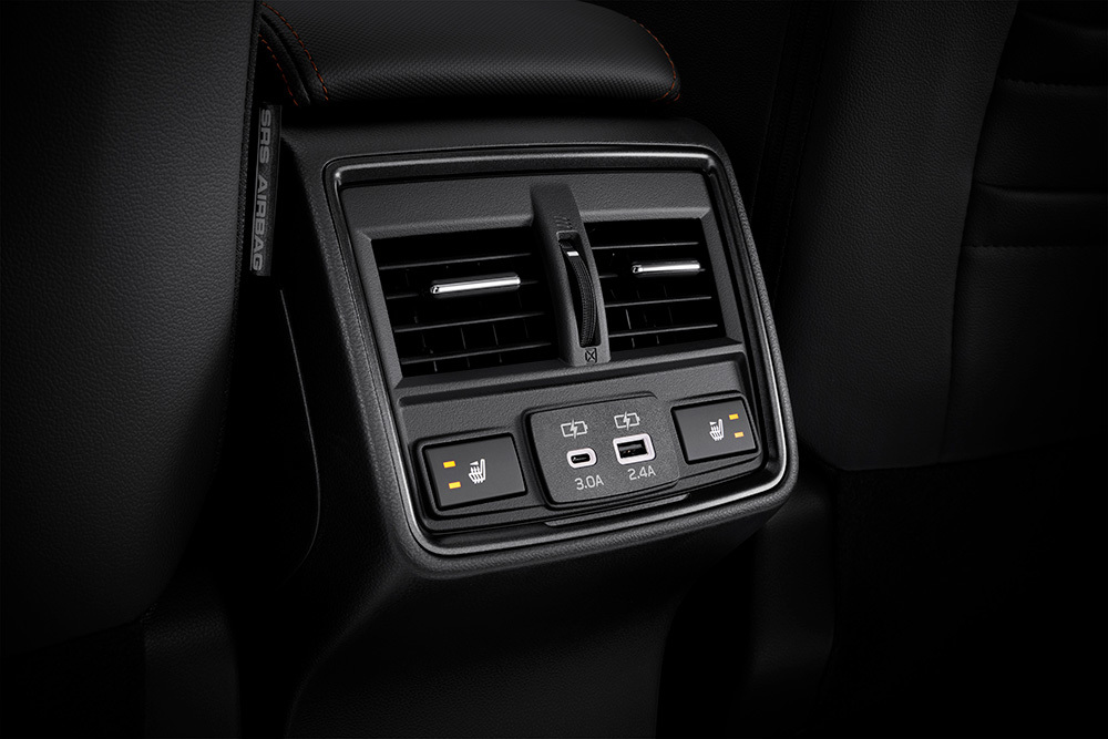 Komfortas Subaru galinėje sėdynėje – su ventiliacijos angomis, šildomomis sėdynėmis ir patogiu mobiliųjų įrenginių įkrovimu visos kelionės metu.