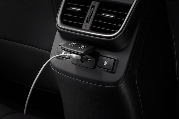 USB jungtys ir sėdynių šildymo mygtukai Subaru galinėje sėdynėje.