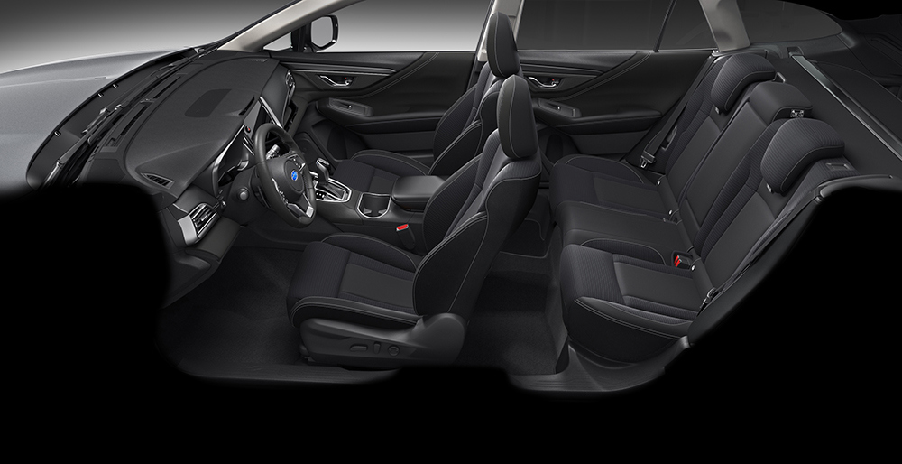 Subaru interjeras su audiniu aptrauktomis sėdynėmis.