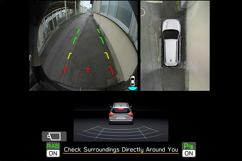 Subaru Forester su galinio vaizdo kamera – ekrane rodomas plataus kampo vaizdas ir krypties linijos, padedančios manevruoti atbuline eiga ir statyti automobilį.