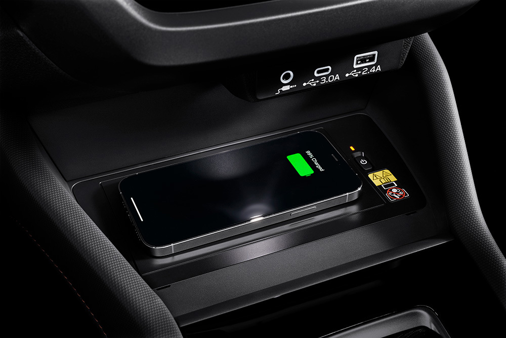 Subaru Forester su belaidžiu įkrovimu – patogus ir laidų nereikalaujantis sprendimas, kuris palaiko telefono įkrovimą visos kelionės metu.