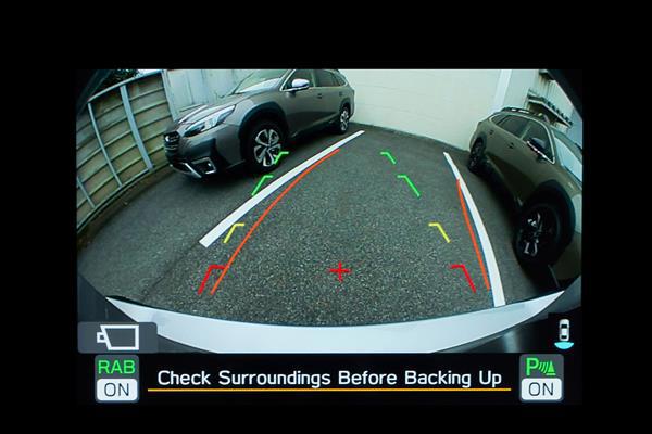 Vaizdas Subaru jutikliniame ekrane, rodantis vaizdą iš galinių kamerų su parkavimo linijomis.