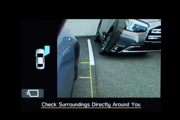 Vaizdas Subaru jutikliniame ekrane, rodantis vaizdą iš šoninės kameros su parkavimo linijomis.