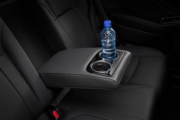Nulenkiamas porankis su integruotais puodelių laikikliais Subaru galinėje sėdynėje.