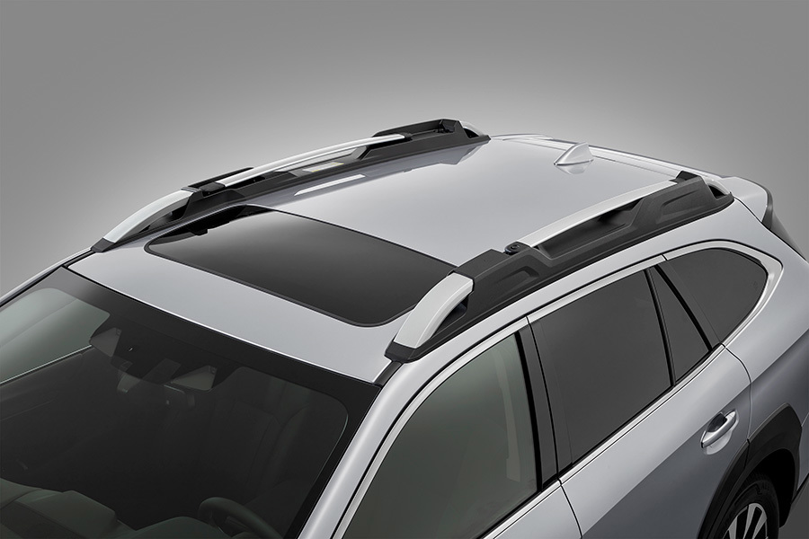 Stogo bėgeliai su integruota, ištraukiama stogo bagažine Subaru Outback automobilyje.