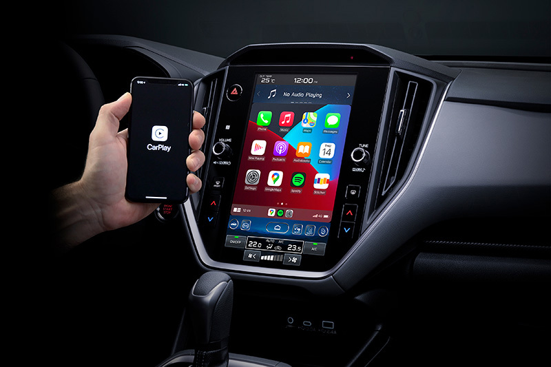 Subaru su dideliu jutikliniu ekranu ir Apple CarPlay – belaidė išmaniojo telefono integracija, leidžianti naudotis mėgstamomis programėlėmis tiesiog automobilyje, aiškiai ir išmaniai išdėstytoje sąsajoje.
