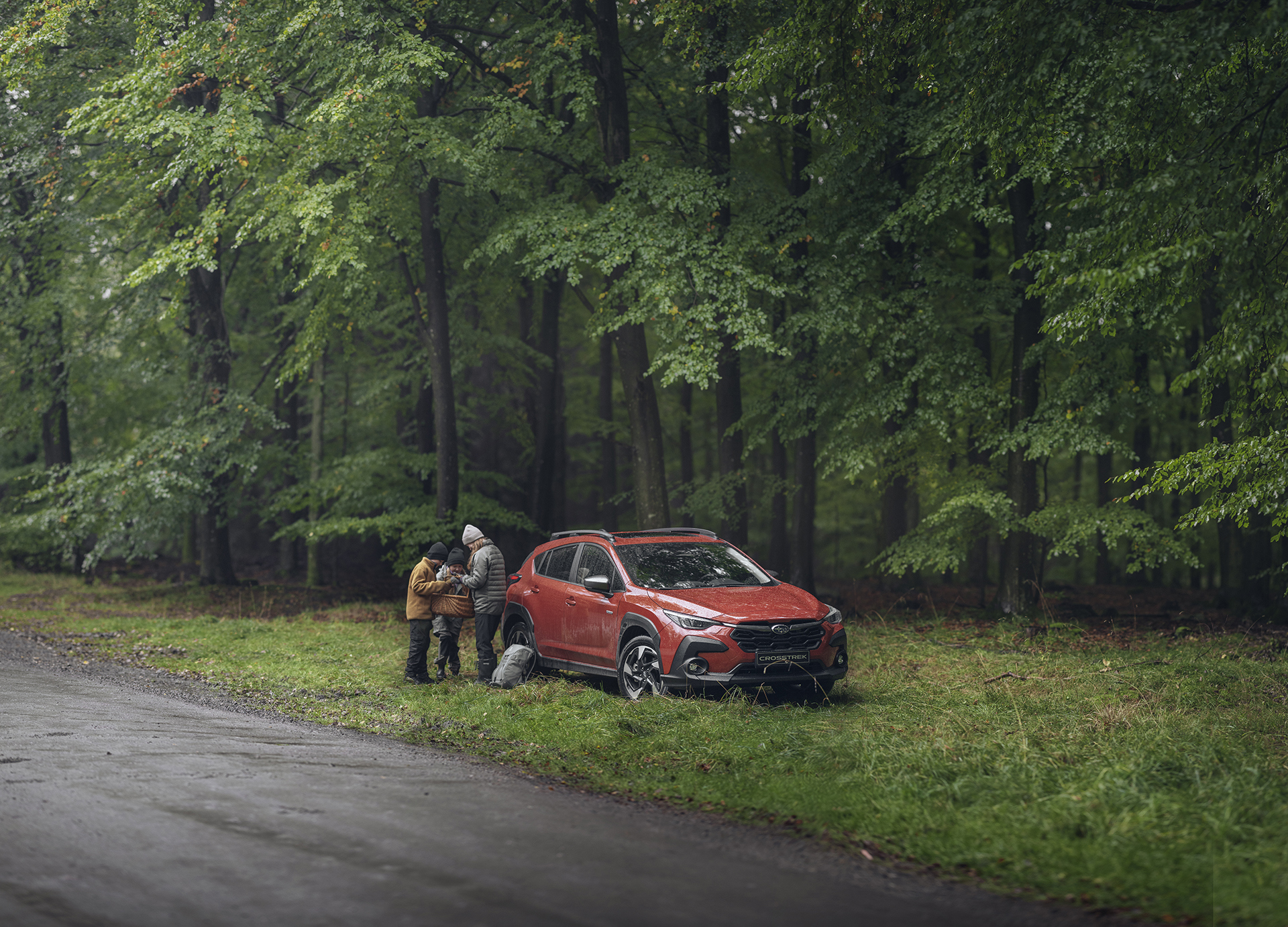Subaru Crosstrek miške su šeima ir grybų krepšeliu – universalus automobilis aktyviam laisvalaikiui, kasdieniams nuotykiams ir saugioms išvykoms į gamtą.