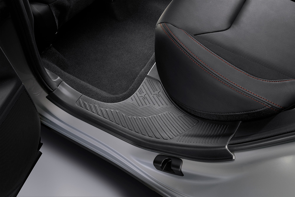 Žemas ir platus įlipimo slenkstis Subaru Forester automobilyje leidžia patogiai įlipti ir išlipti tiek vaikams, tiek suaugusiesiems.