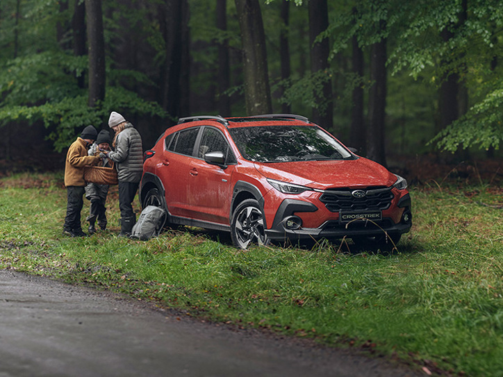 Subaru Crosstrek miške su šeima ir grybų krepšeliu – puikiai tinka aktyvioms dienoms gamtoje dėl visų varančiųjų ratų pavaros, prošvaisos ir kompaktiško dydžio.