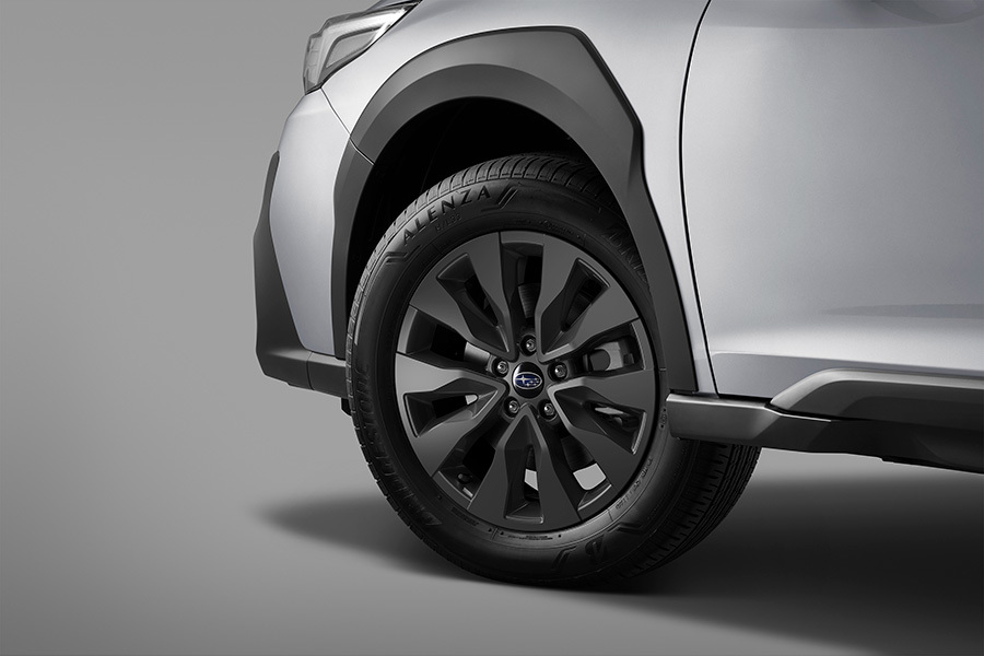 Subaru Outback su tamsiai pilkais metaliniais ratlankiais.