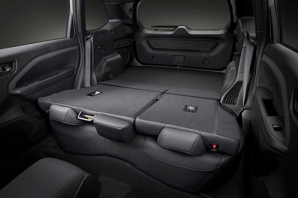 Subaru Forester su nulenktomis galinėmis sėdynėmis – matomas erdvus ir lygus bagažo skyrius.