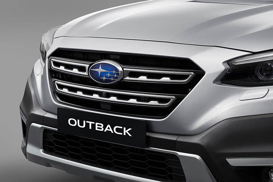 Subaru Outback priekinė grotelė su centre esančiu Subaru logotipu.