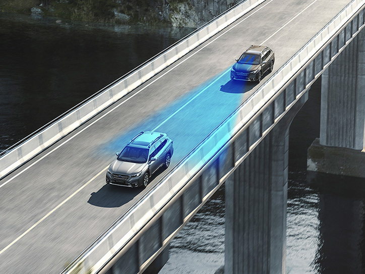 Subaru Outback su EyeSight vairuotojo asistavimo sistema – mėlynas trikampis rodo kamerų matymo lauką, realiuoju laiku fiksuojantį eismą ir kelio juostas didesniam saugumui.