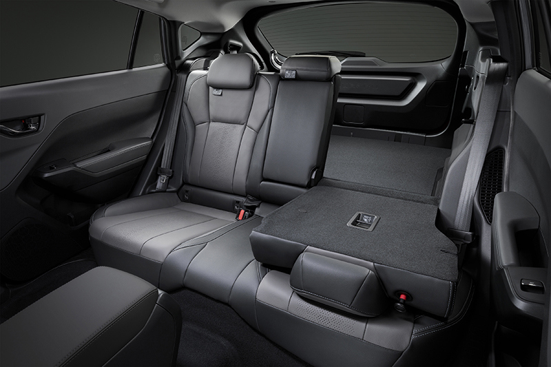 Crosstrek galinė sėdynė su 60/40 padalijimu leidžia lanksčiai krauti – čia parodyta, kaip nulenkiama siauresnė dalis, kad būtų galima vežti keleivius ir ilgesnius daiktus bagažinėje.