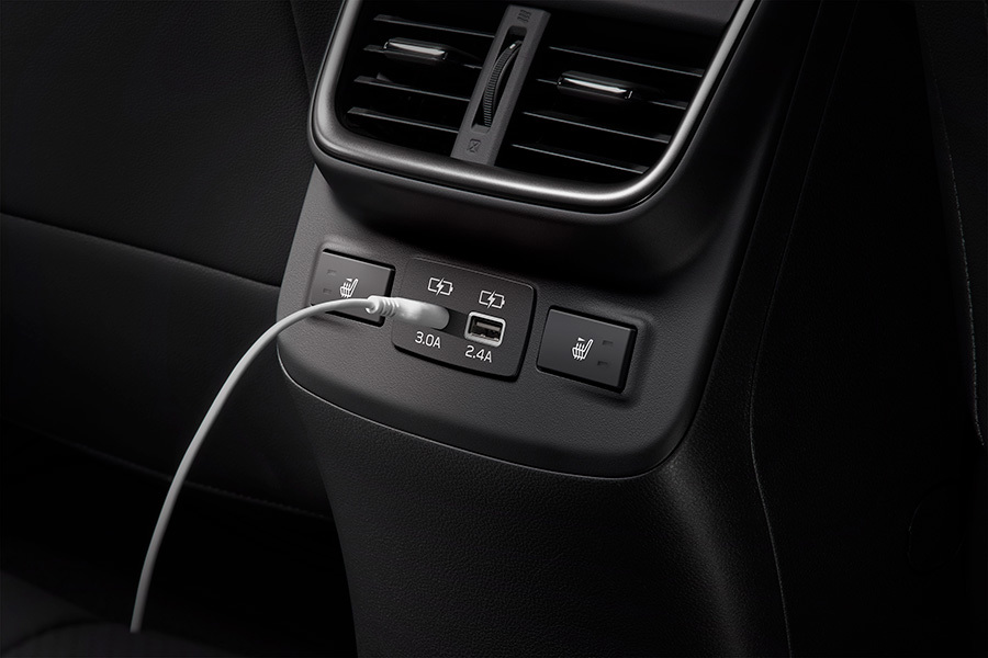 Subaru su ventiliacijos kanalais, USB-C ir šildomomis galinėmis sėdynėmis – suteikia aukščiausio lygio komfortą ir ryšį net antros eilės keleiviams.