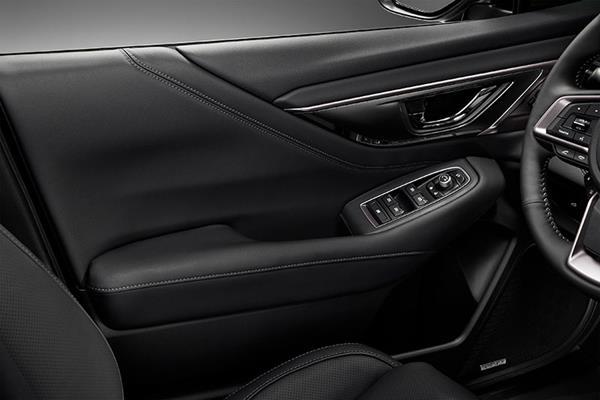 Subaru vairuotojo durelių vidinė pusė su porankiu ir mygtukais langų bei veidrodėlių valdymui.