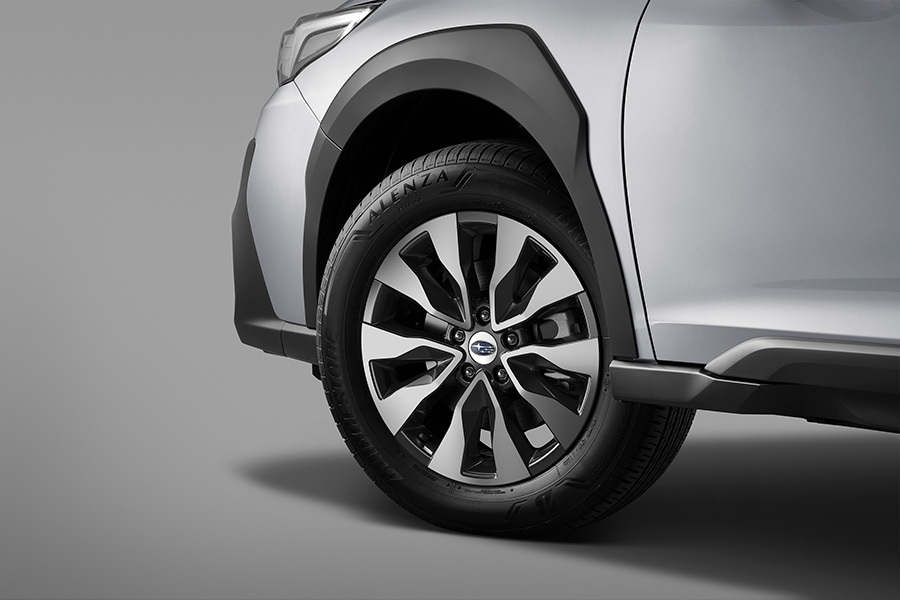 Subaru Outback su 18 colių aliuminio ratlankiais.