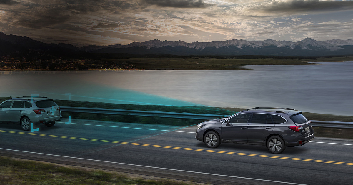 Subaru su „EyeSight“ vairuotojo pagalbos sistema greitkelyje – mėlynas trikampis rodo, kaip stereokameros fiksuoja aplinką, siekiant padidinti saugumą, komfortą ir reakcijos greitį.